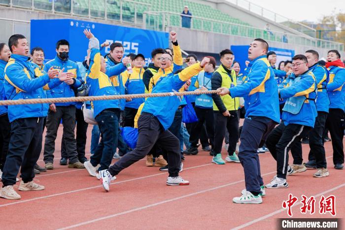 2025成都小哥运动会开赛 快递员变身运动健将