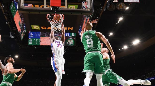 76人逆转绿军扳平大比分，埃奇库姆创历史神迹