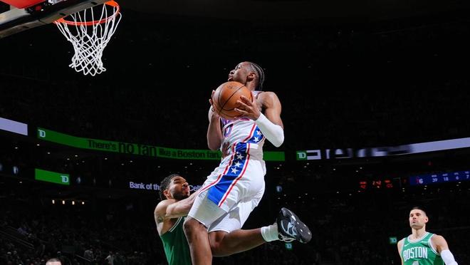 76人逆转绿军扳平大比分，埃奇库姆创历史神迹