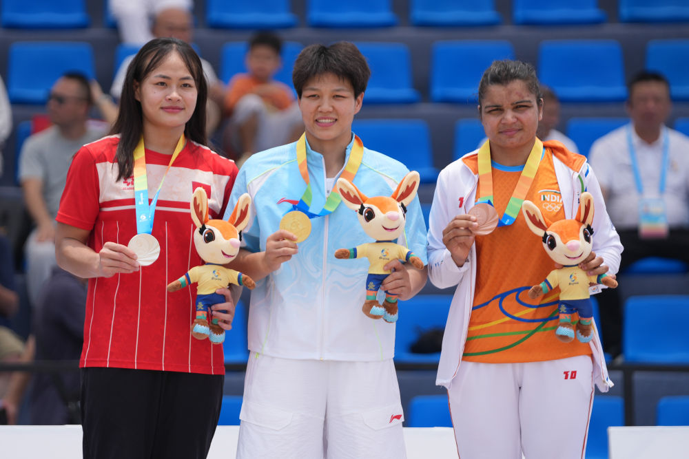 中国沙滩摔跤队亚沙会勇夺1金2银2铜 女将龙佳一